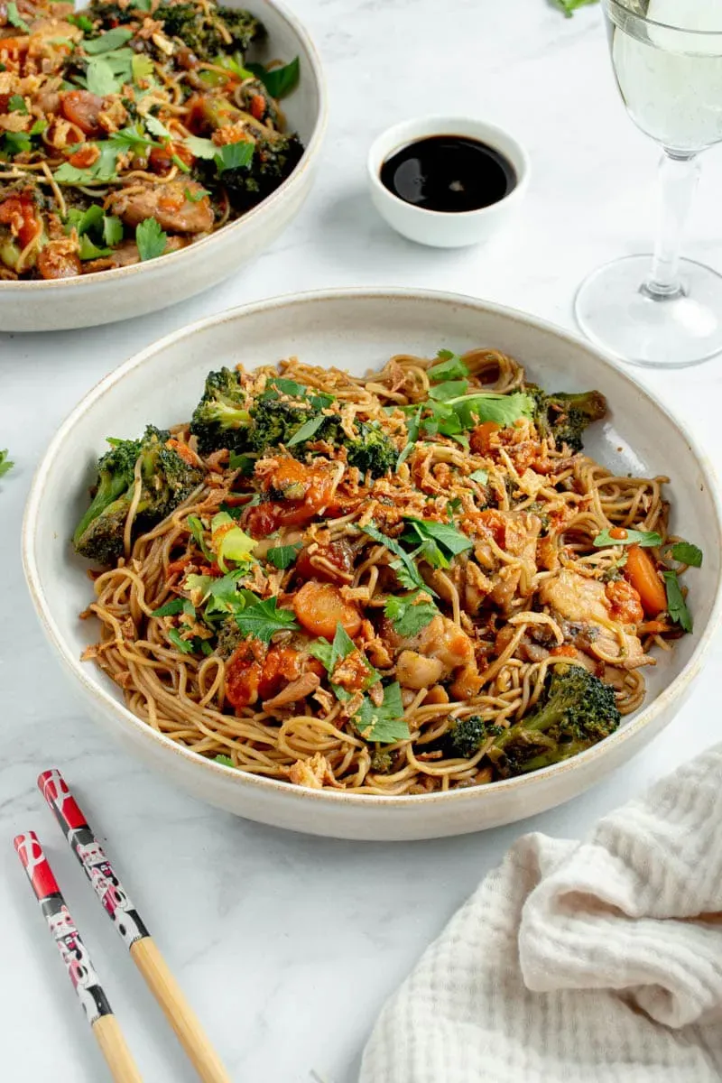 Assembler et finaliser votre recette de nouilles chinoises au poulet