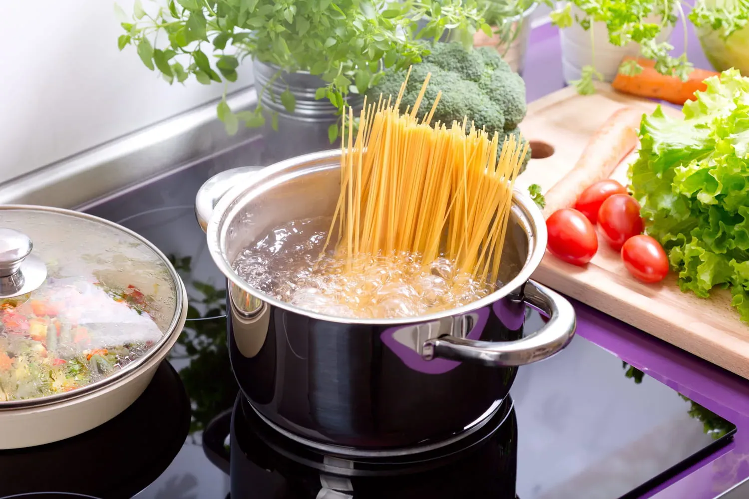 Égoutter et lier à la sauce : Finir vos pâtes comme un pro