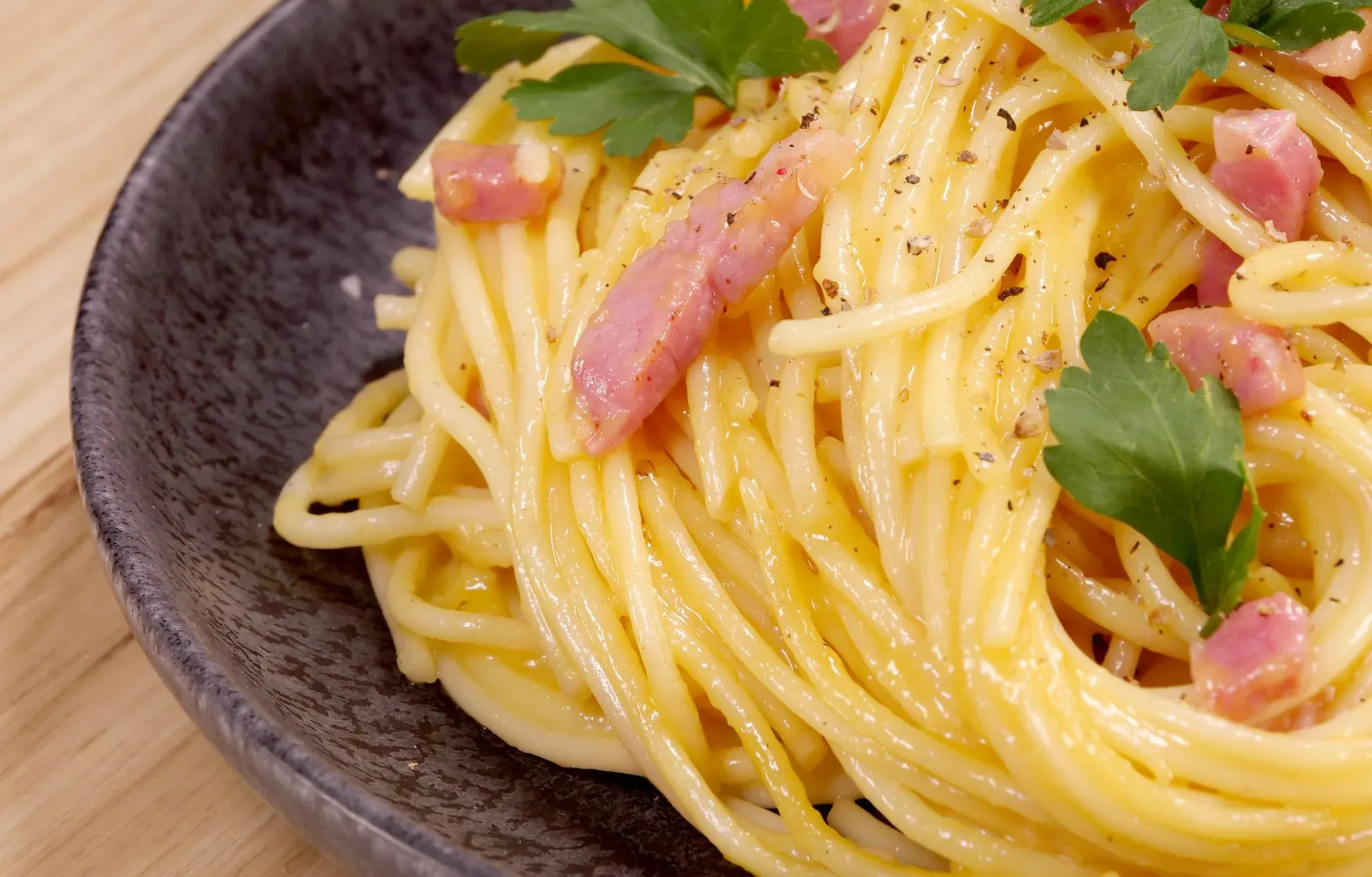 Le mythe de la crème : La vraie recette de pâtes à la carbonara