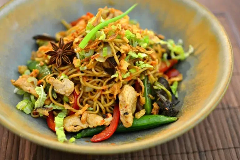 Les ingrédients pour une recette de nouilles chinoises au poulet authentique