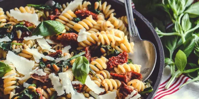 Pourquoi cette recette pâtes épinards tomates séchées est un succès ?