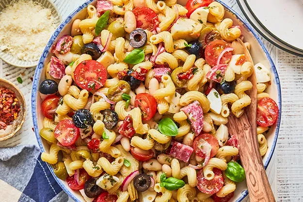 Pourquoi la recette de pâtes froides est le plat de l'été (et pas que)