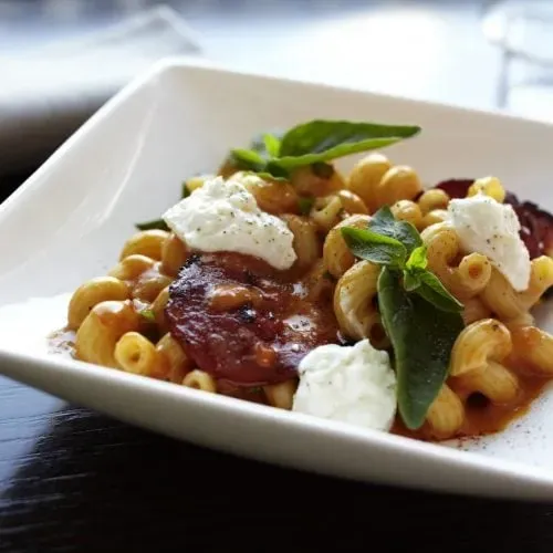 Pourquoi un plat de pâtes entre amis est l'idée parfaite
