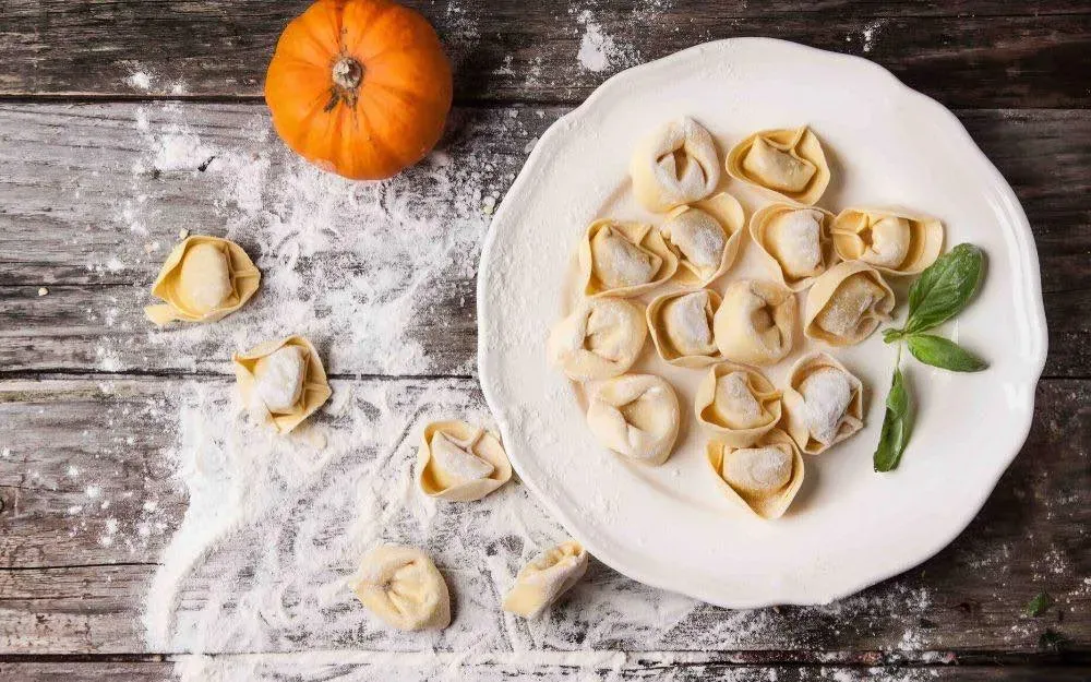 Préparer la sauce parfaite pour accompagner votre recette de pâtes farcies italienne