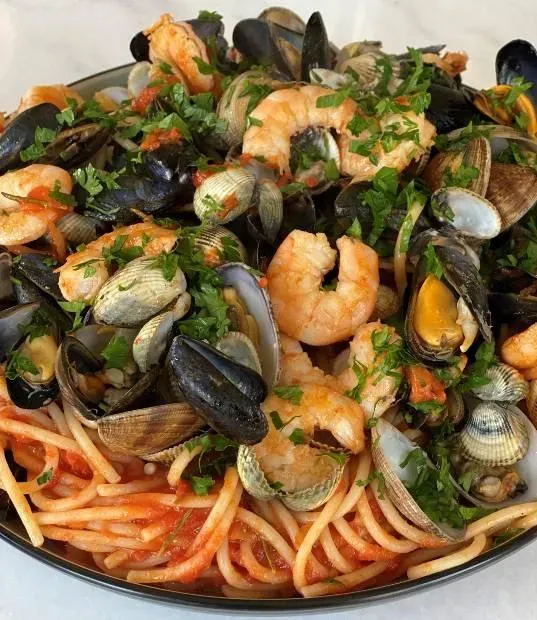 Préparer la sauce parfaite pour la recette de pâtes aux fruits de mer