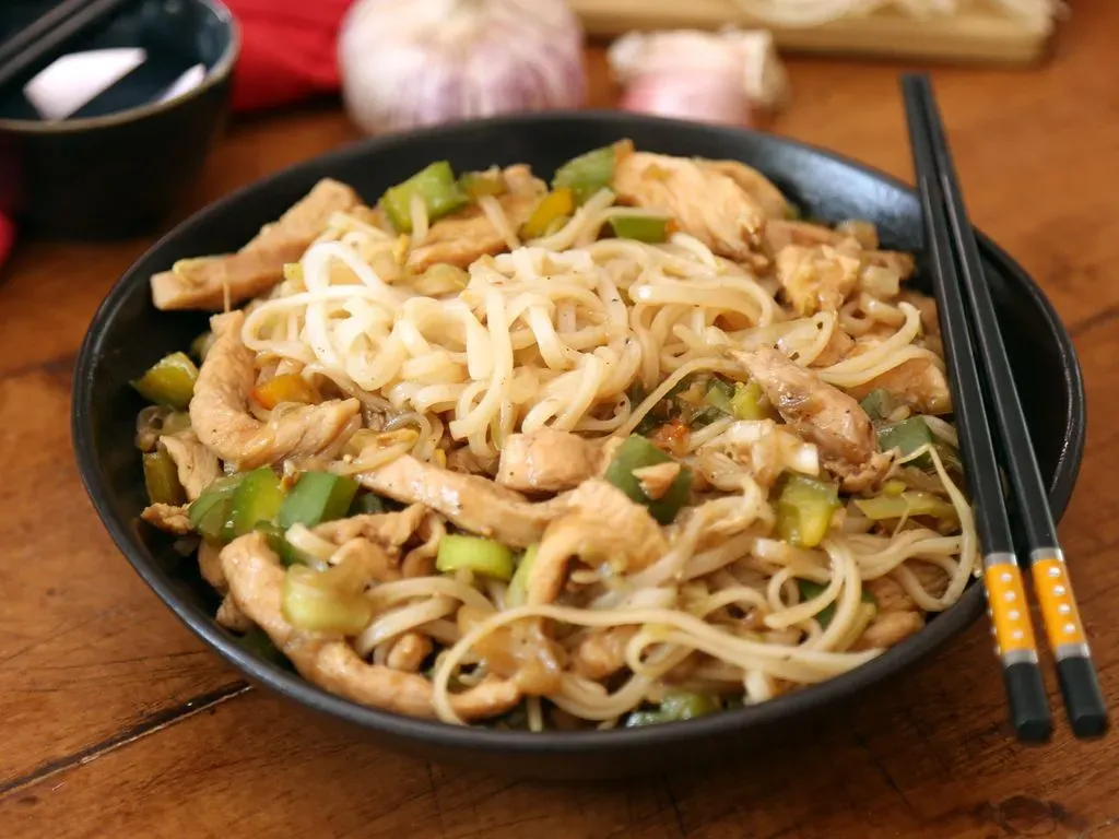 Une recette de pâtes de riz sautées au poulet rapide