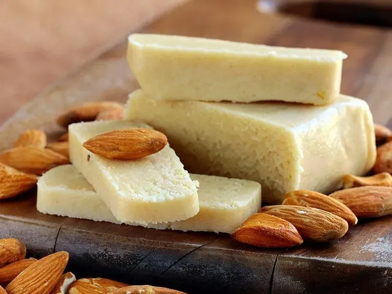 Variations et astuces pour sublimer votre pâte d'amande pour recouvrir un gâteau